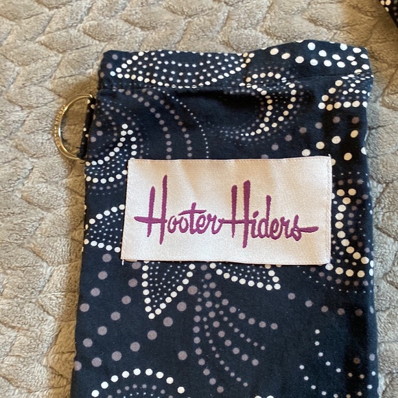 Hooter‎ Hiders | Nursing Cover AND Travel Case - Picture 4 of 5